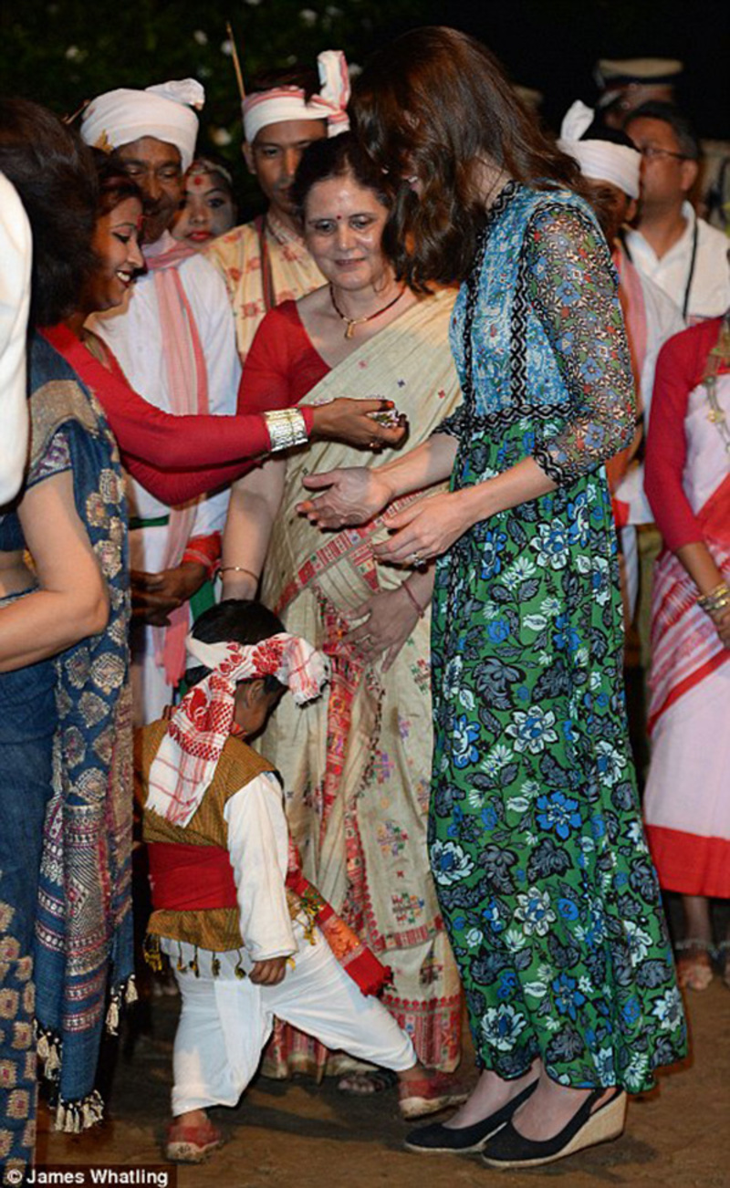 صور طفل هندي يحاول دهس قدم كيت ميدلتون والأمير وليام يبتسم!